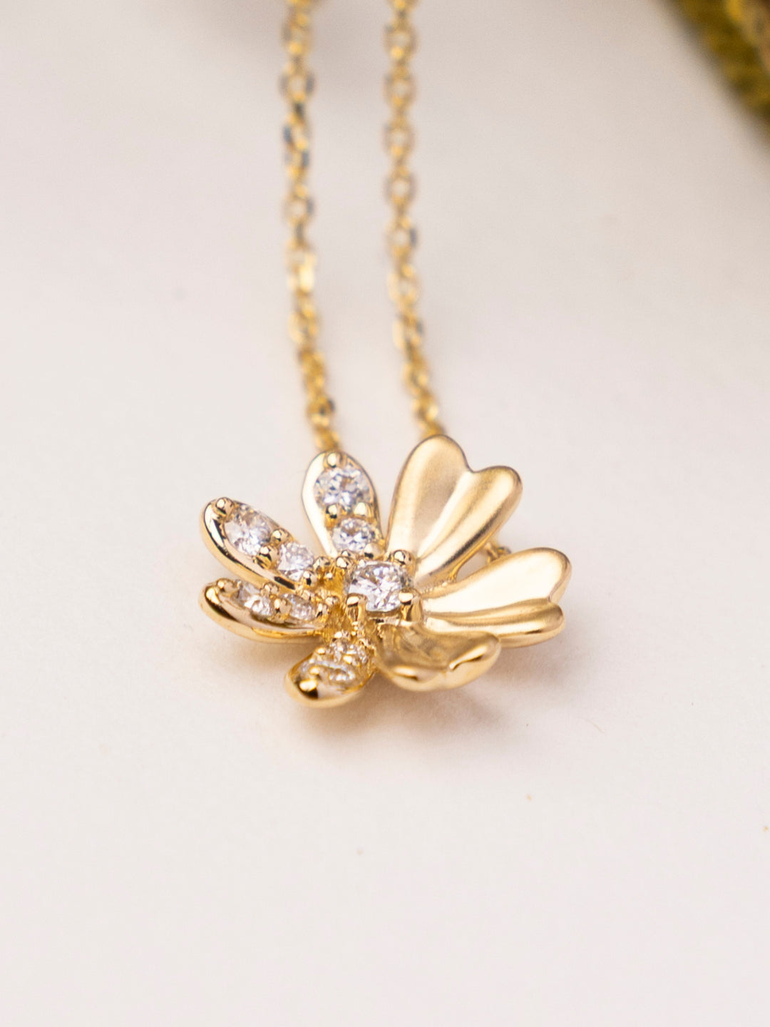 Daisy Floral Necklace - 18k Yellow Gold