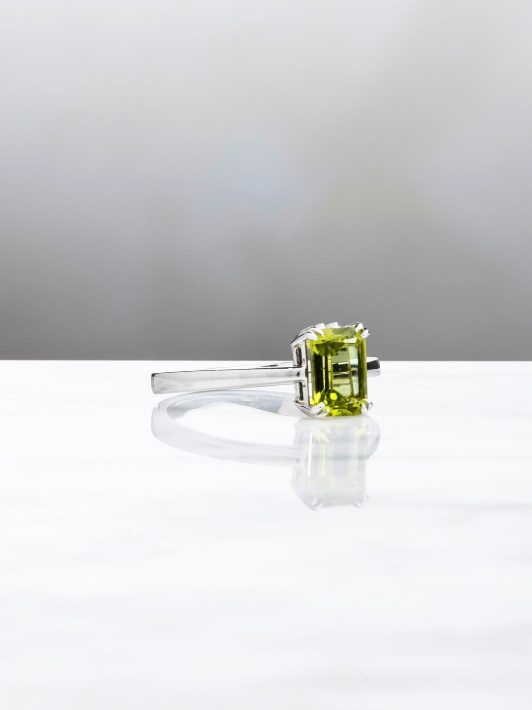 Sammy Ring - Peridot - 18k White Gold