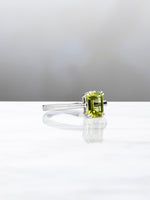 Load image into Gallery viewer, Sammy Ring - Peridot - 18k White Gold
