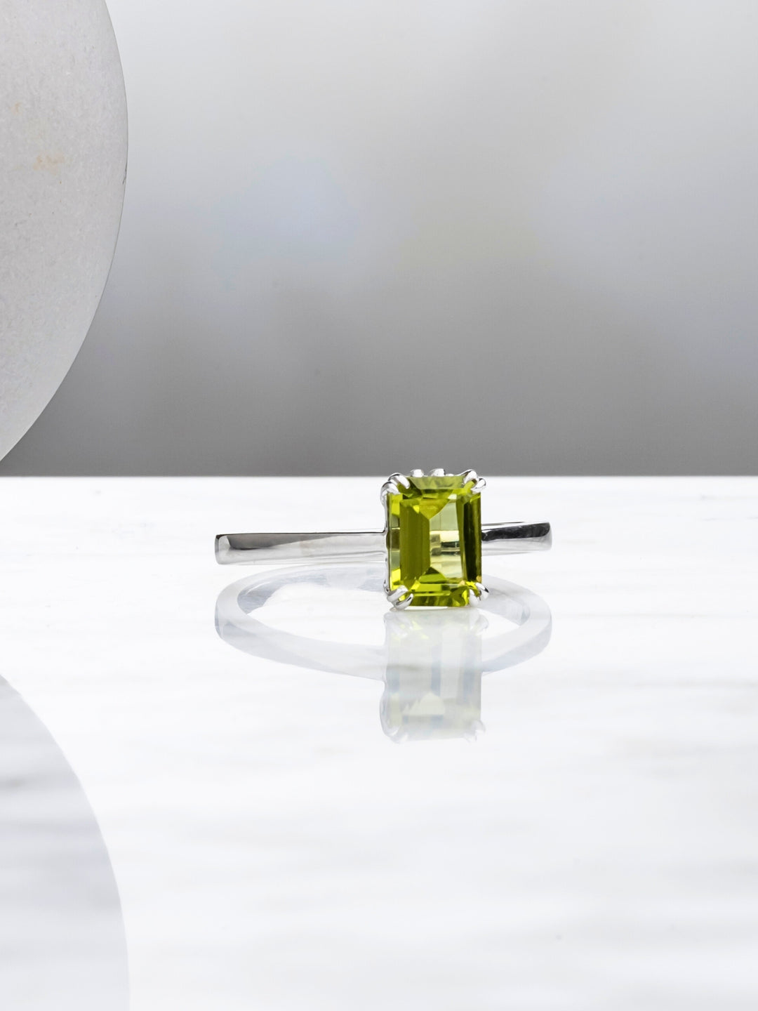 Sammy Ring - Peridot - 18k White Gold